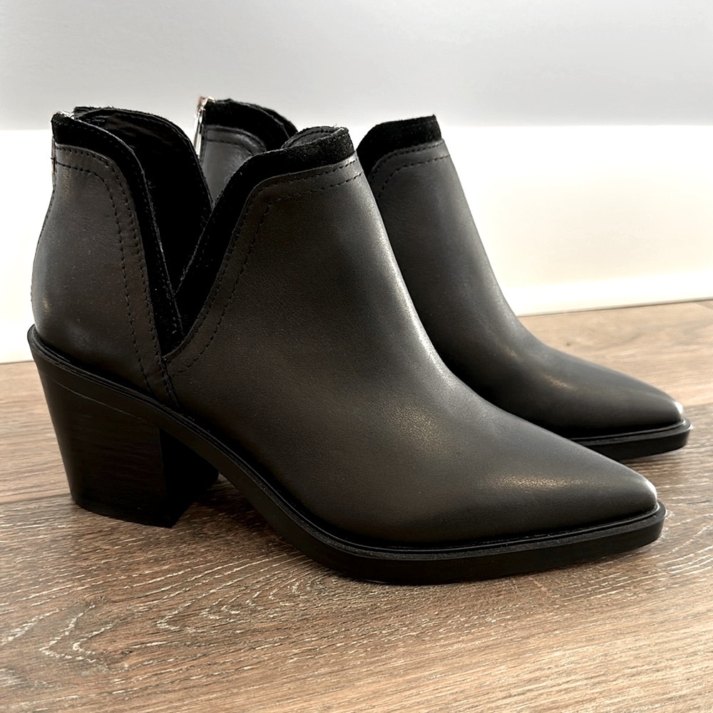 NWOT Vince Camuto Leather Gidgeta Ankle Boot, Pointed Toe, Back Zipper, Size 9!